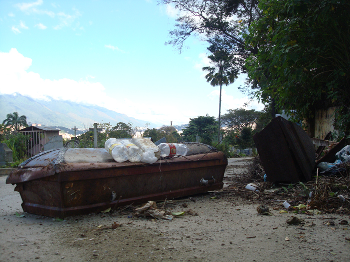 Imputan a dos hombres por profanación de tumbas en el Cementerio del Sur