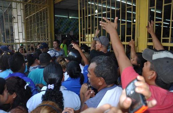 Venta de leche generó caos en avenida de Puerto Cabello (Fotos)