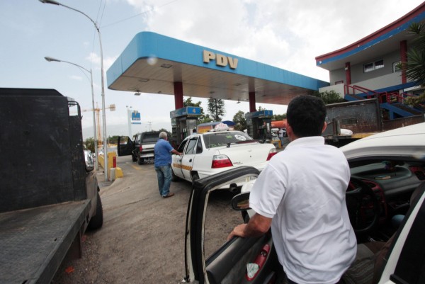 Por tercer día consecutivo se observaron largas colas para el abastecimiento de combustible en las bombas de la ciudad. (Foto/Gustavo Delgado)