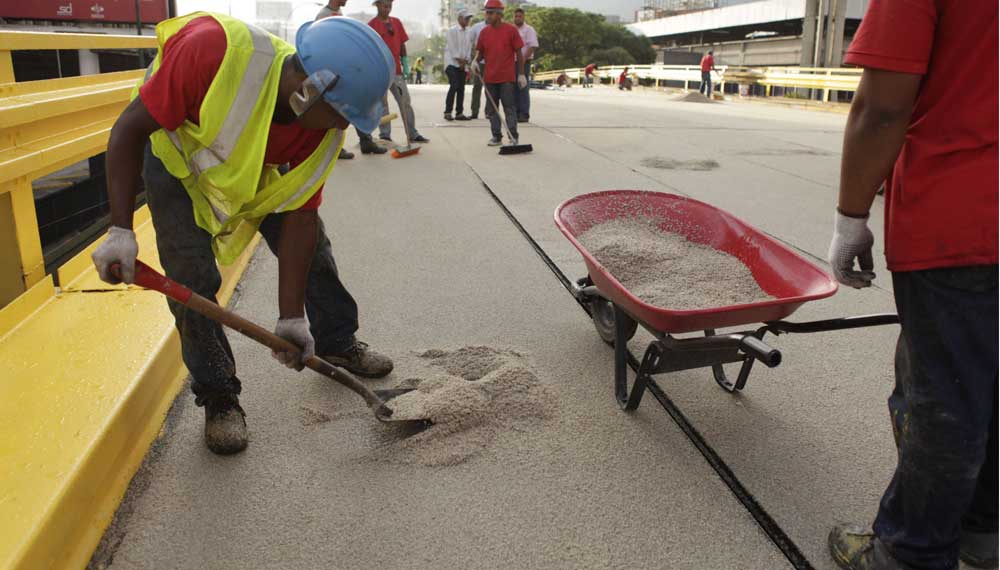 Más de 370 metros de defensa lateral de seguridad fueron instalados en elevado de Los Ruices