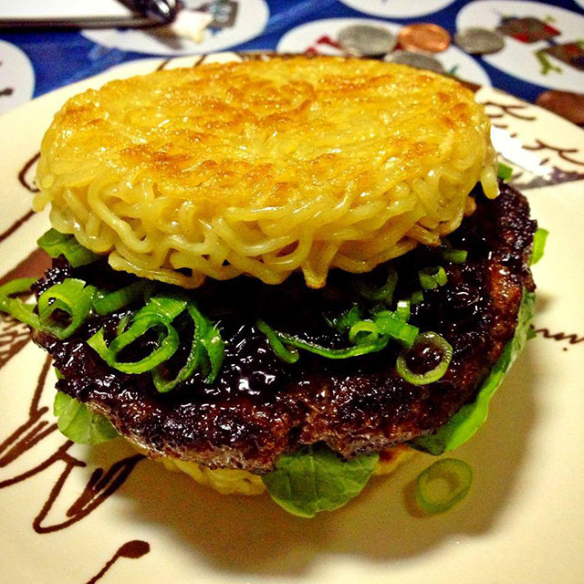 Reemplazan el pan de estas hamburguesas por fideos ¿la probarías? (FOTOS)