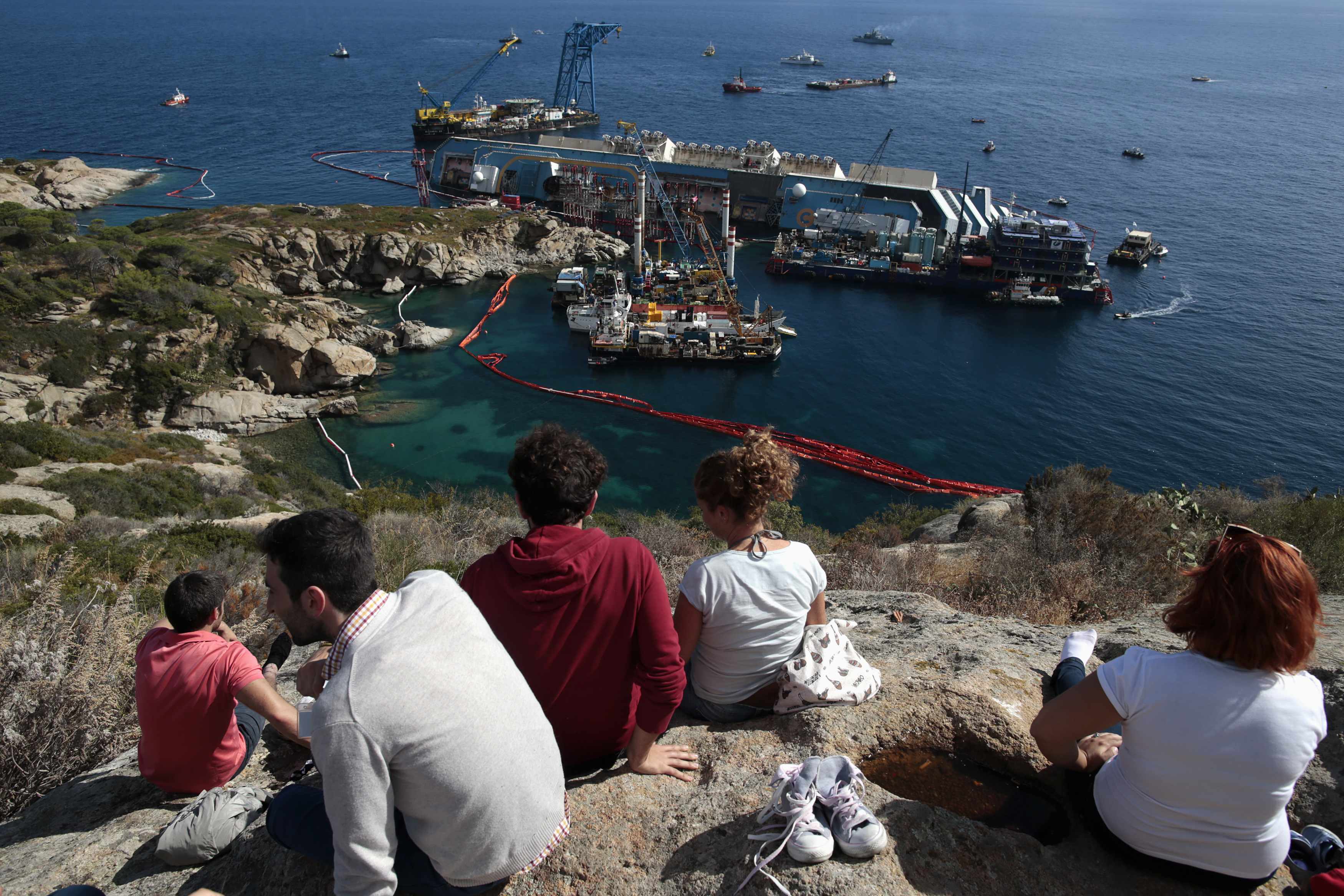 El Costa Concordia empieza a enderezarse