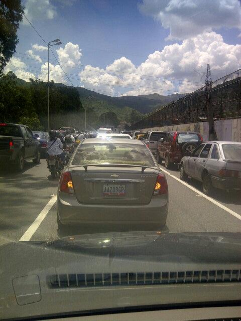 Protesta de maestros que tranca el paso en la autopista hacia Caricuao