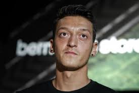 Özil, una suplencia que desata las conjeturas