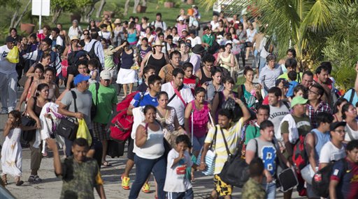 Turistas desesperados buscan escapar de Acapulco