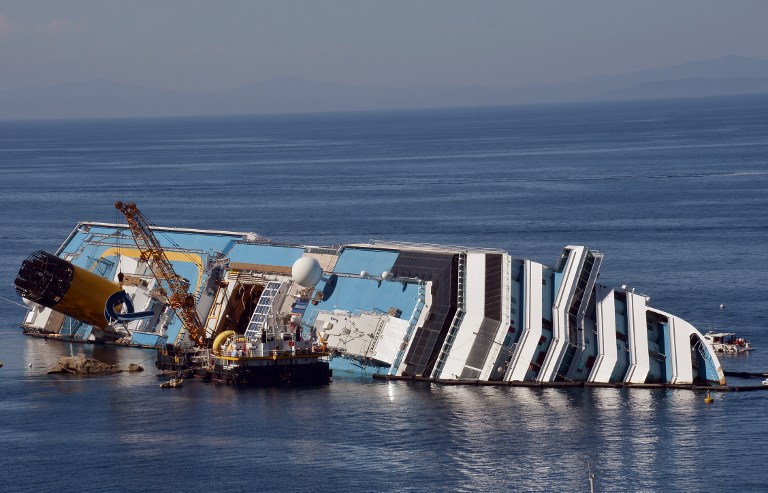 El lunes comienzan a enderezar el Costa Concordia