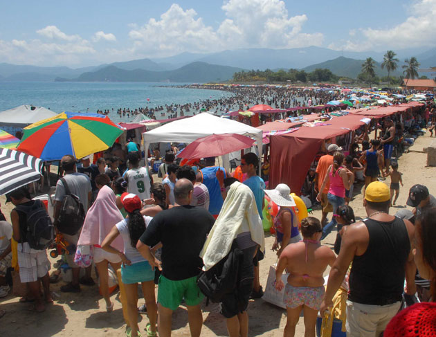 Larga cola de bañistas este domingo para disfrutar de Isla Larga