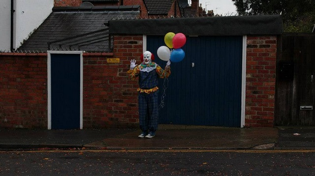 Misterioso payaso sale de noche a recorrer las calles (Fotos + uyyyy)