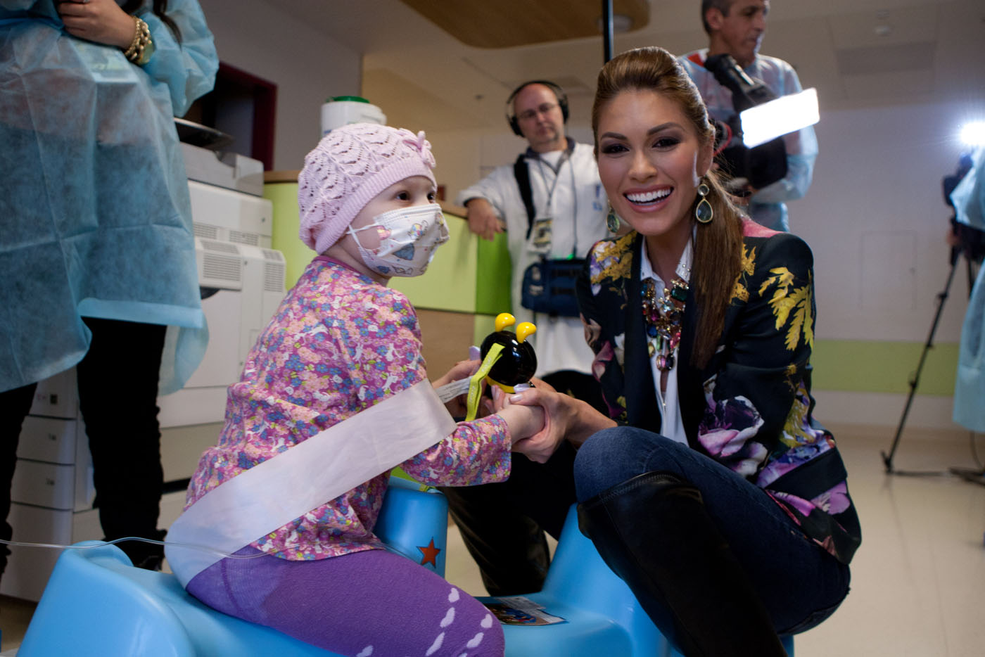 María Gabriela Isler comparte con los niños en un hospital de Moscú (Fotos)