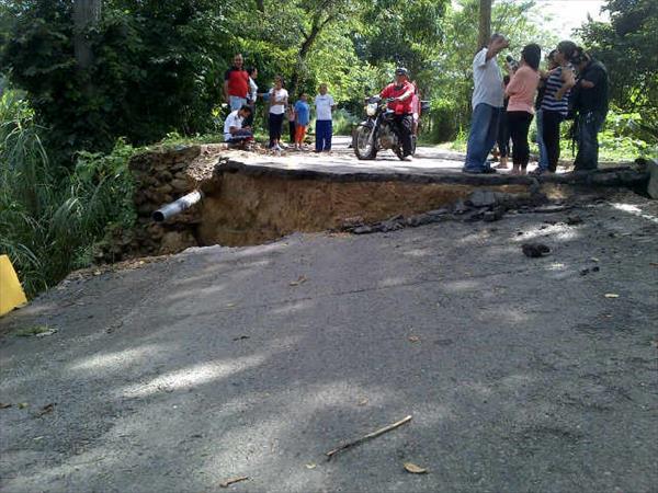 Puente La Josefina en Carabobo colapsó por las lluvias (Foto)