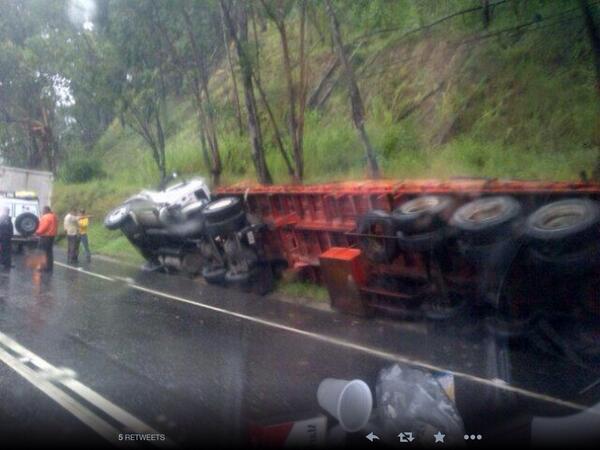 Gandola volcada en la bajada de Tazón (foto)