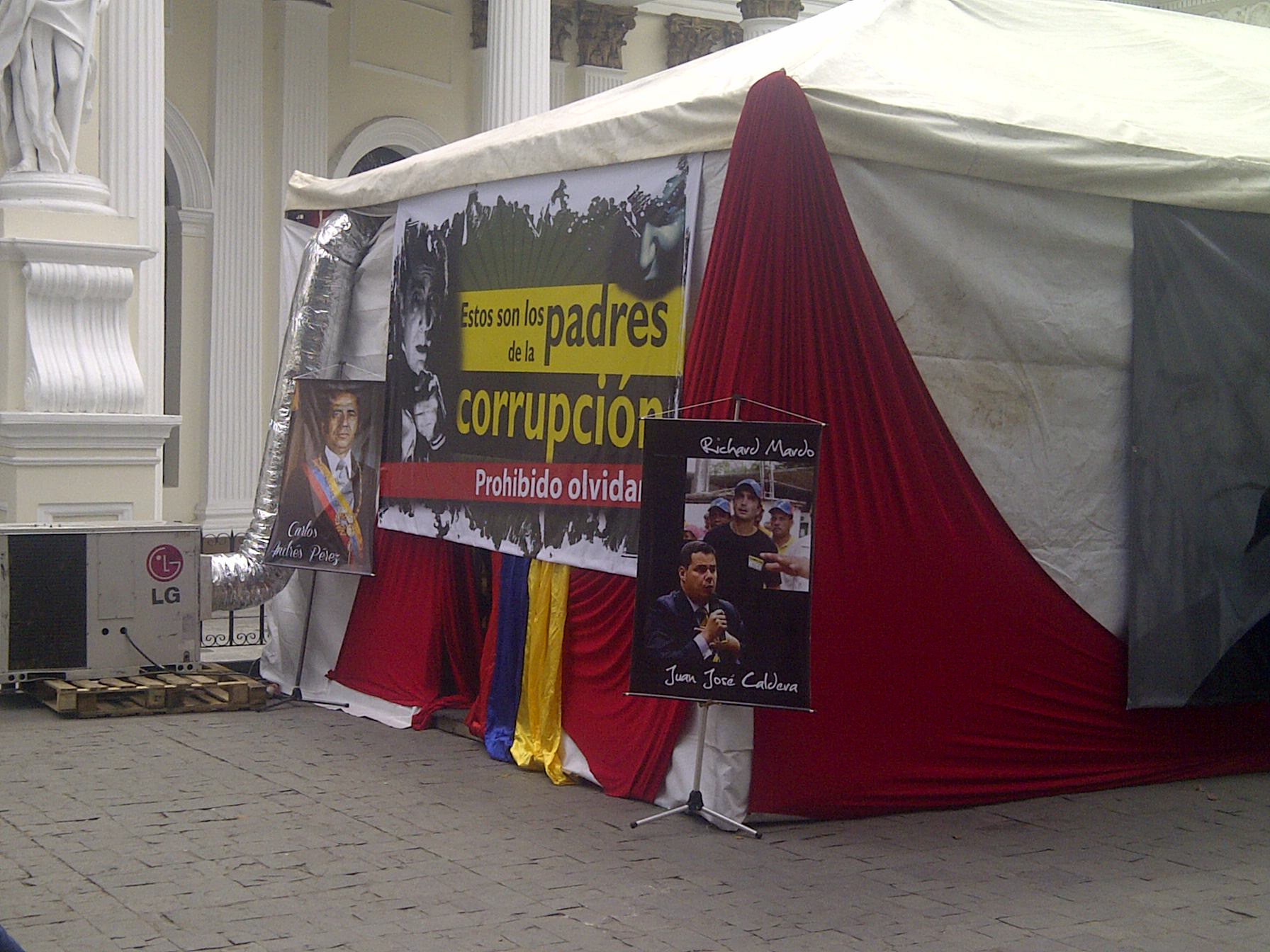 Esta es la exposición fascista que se instaló frente a la AN (Fotos)