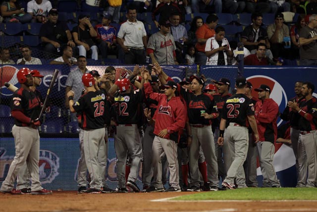 Cardenales de Lara derrotó a Tiburones de la Guaira (Fotos)