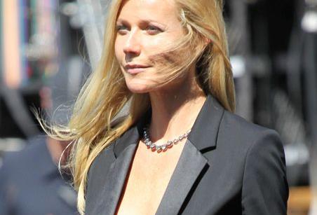 El viento hizo de las suyas con el escote de Gwyneth Paltrow (Fotos)