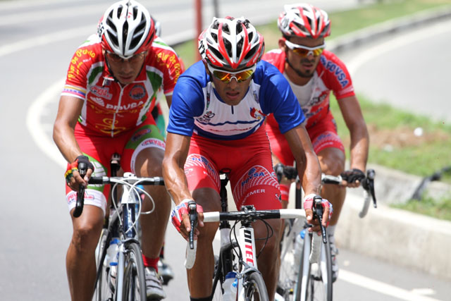 Jonathan Salinas virtual campeón del giro trujillano (Fotos)