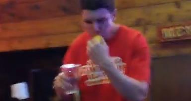 Hombre come 121 Twinkies en seis minutos (Video)