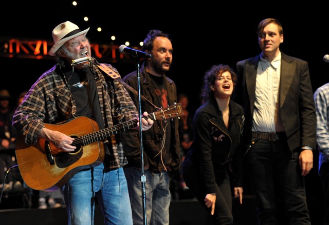 Arcade Fire compartió escenario con Neil Young (Video)