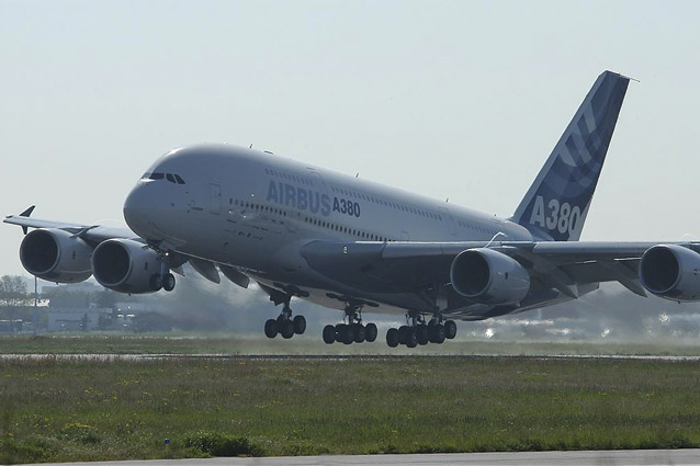 Pasajero aterriza avión tras desmayo del piloto