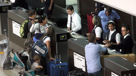 Algunas aerolíneas limitan la venta de boletos en bolívares