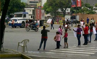 Cerrado el paso en la avenida principal de La Yaguara