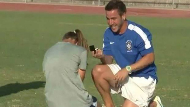 Técnico declara amor a jugadora…..¡en pleno juego! (Video)