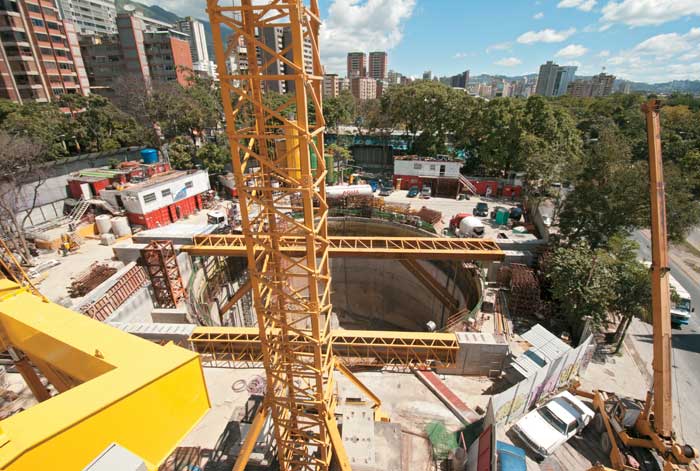 Rescatan con vida a usuario que cayó a la vía del Metro