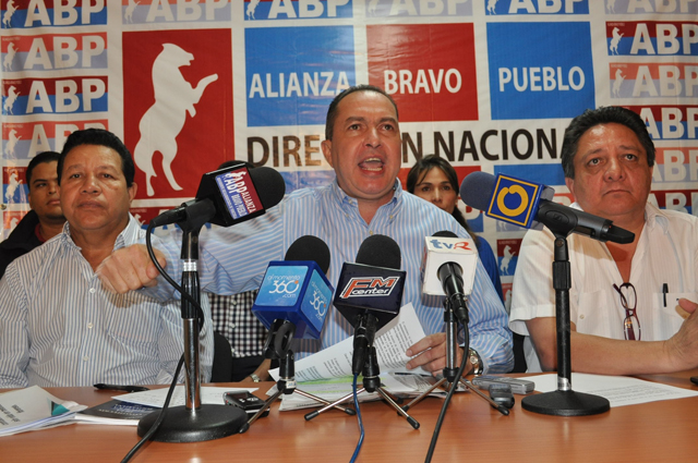 Richard Blanco: Testigos deben mantenerse en los centros electorales