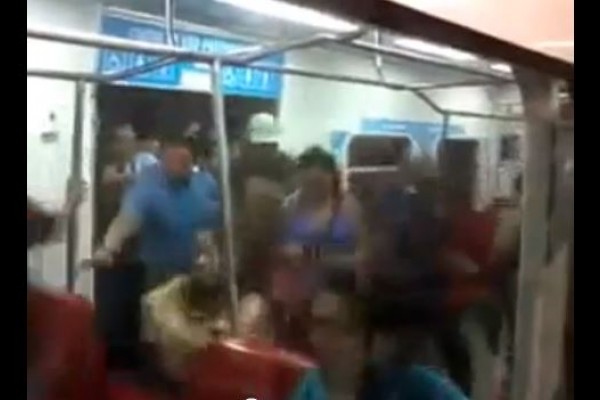 Así se toma en tren en la patria que tenemos (Video impactante)