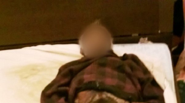 Una mujer compartió un año la cama con el cadáver de su marido