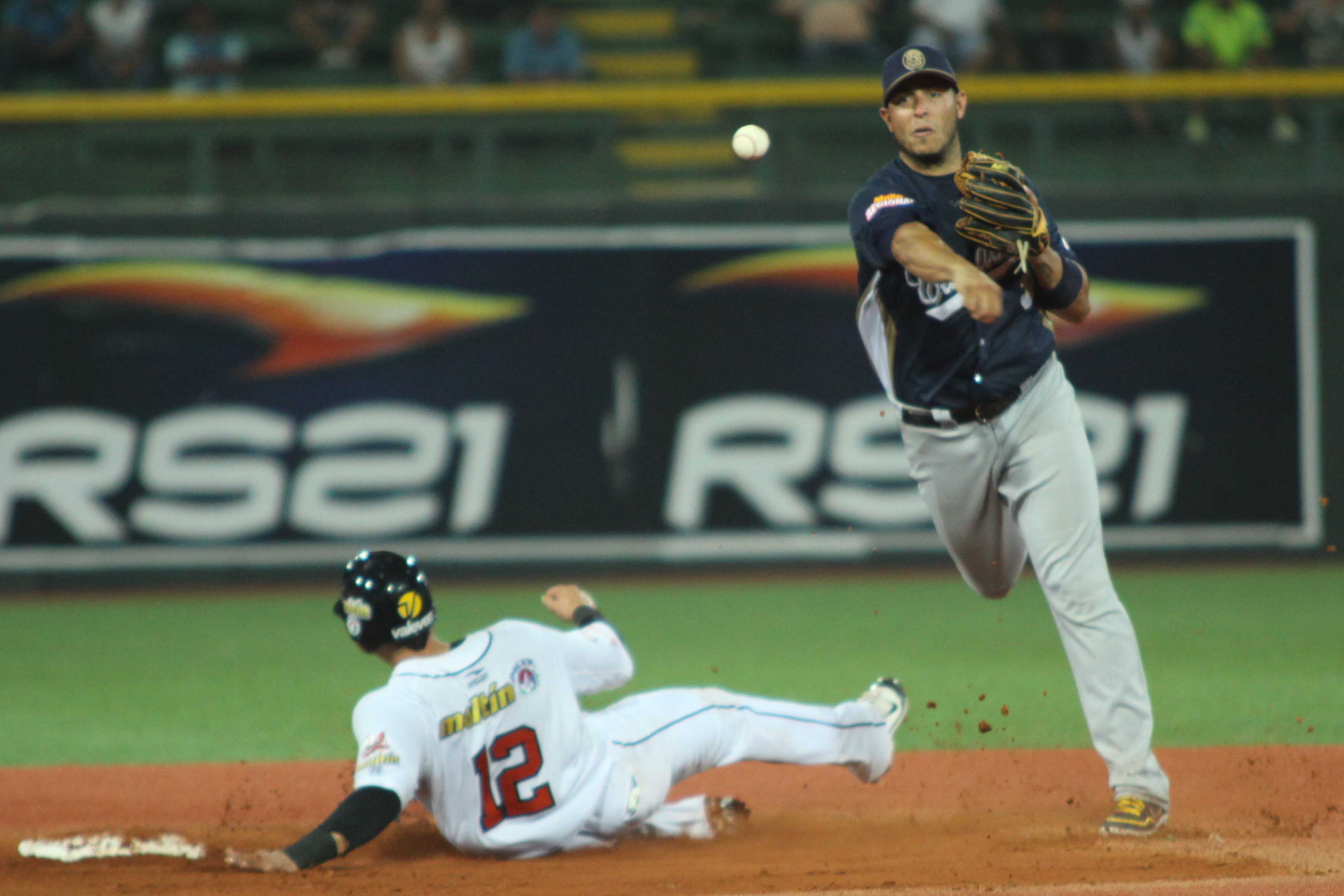 Caribes venció a Leones (Fotos)