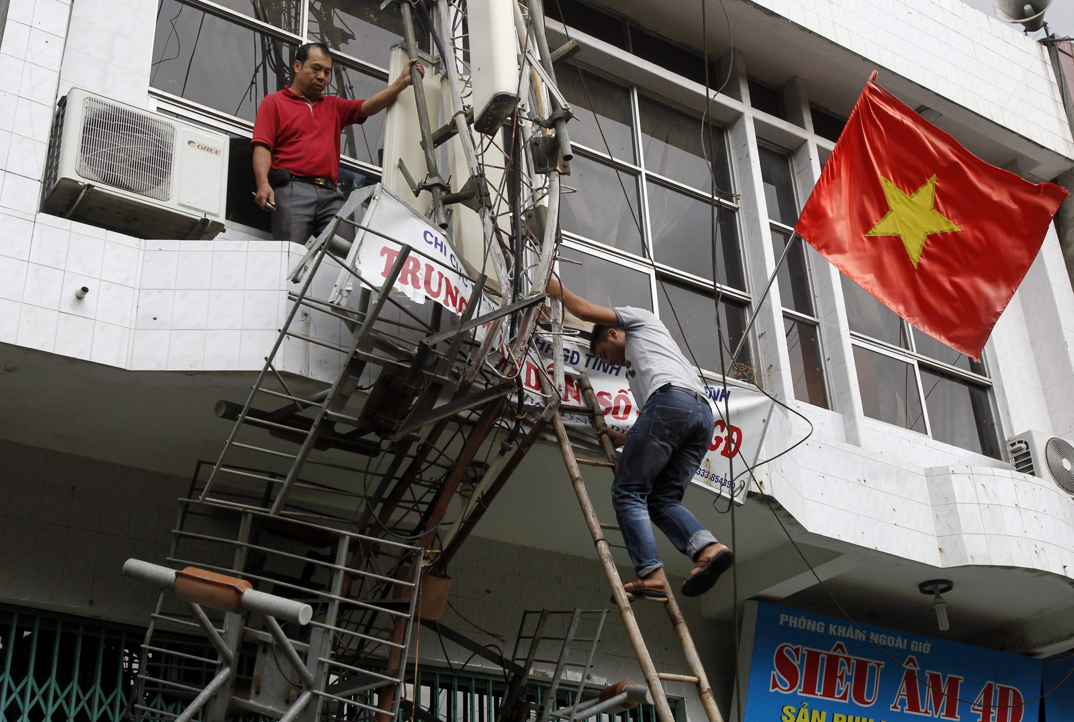 Debilitado tras paso por Filipinas, el tifón Haiyan cruza Vietnam