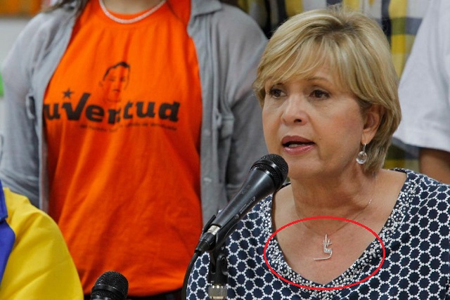 La ministra Hanson lleva la “rabo e’cochino” en el cuello (fotodetalles)