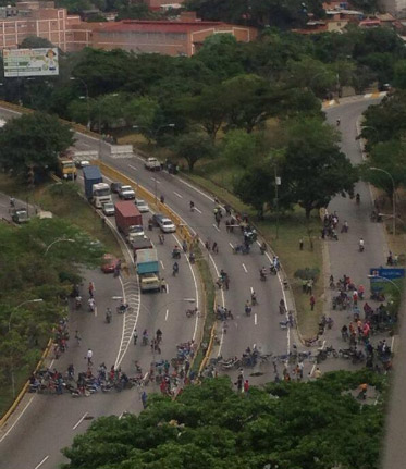 Motorizados trancan autopista Francisco Fajardo a la altura de El Llanito