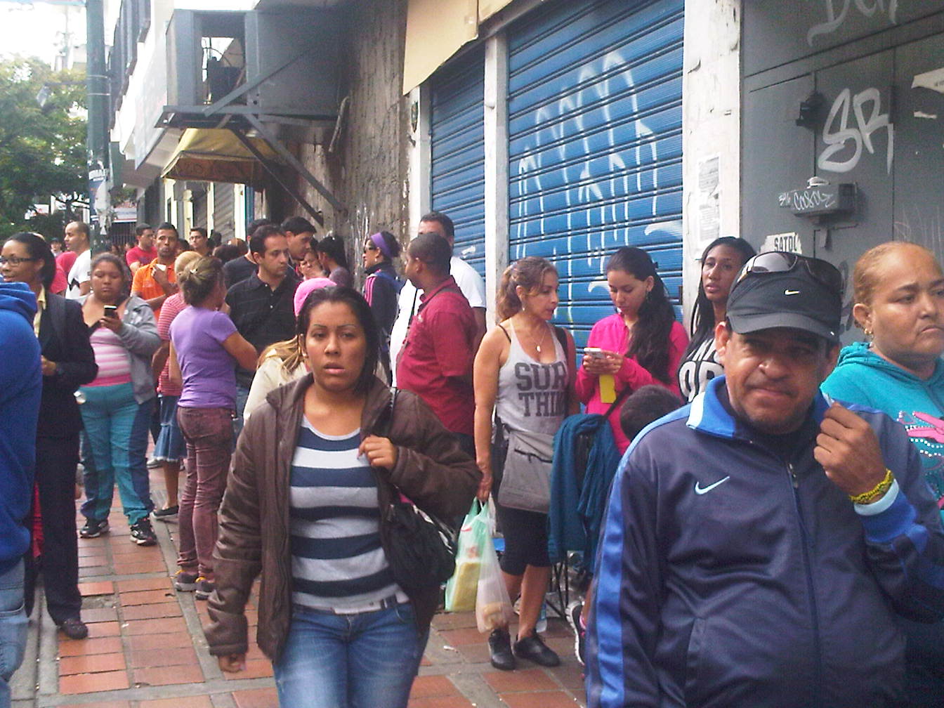 Así está la cola en Pablo Electrónica en la Candelaria (Fotos)