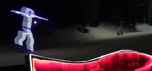 ¿Recuerdas el disfraz bebé-LED? Ahora viene para snowboarding