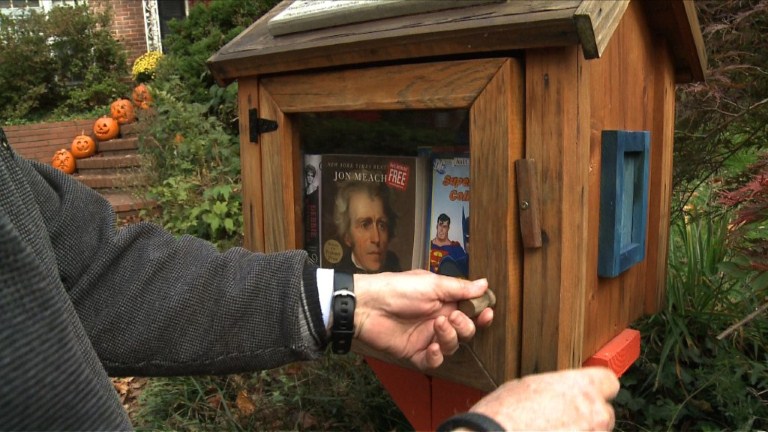 Pequeñas bibliotecas florecen en los jardines de Washington (Video)