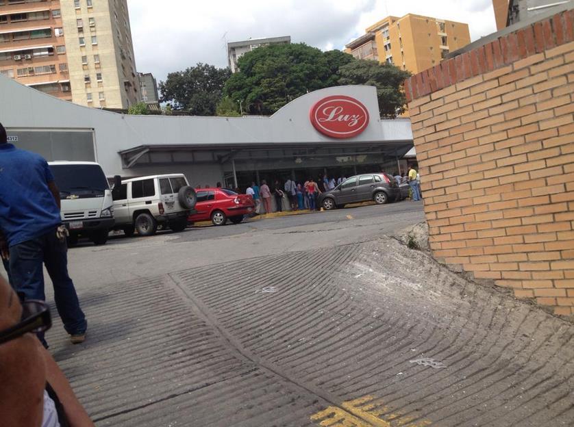 Así está la cola para comprar leche en La Urbina (Foto)