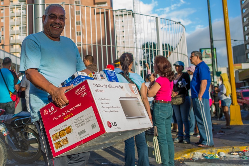 Compradores salieron felices del Daka Boleíta (Fotos)