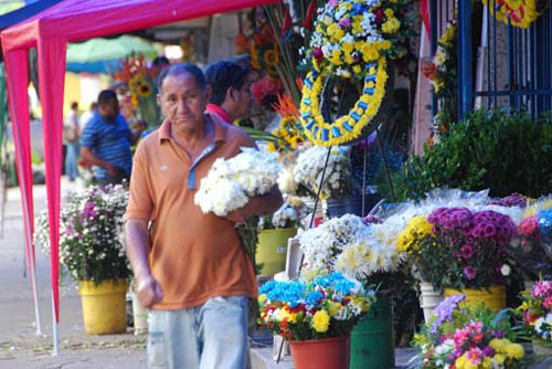 Por las nubes ofrendas para el día de los muertos