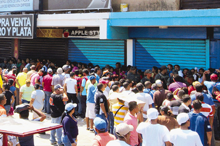 Colas persisten hasta con los locales cerrados (Foto)