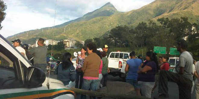 Protesta colapsa vía que conecta Urb. Miranda con Terrazas del Ávila