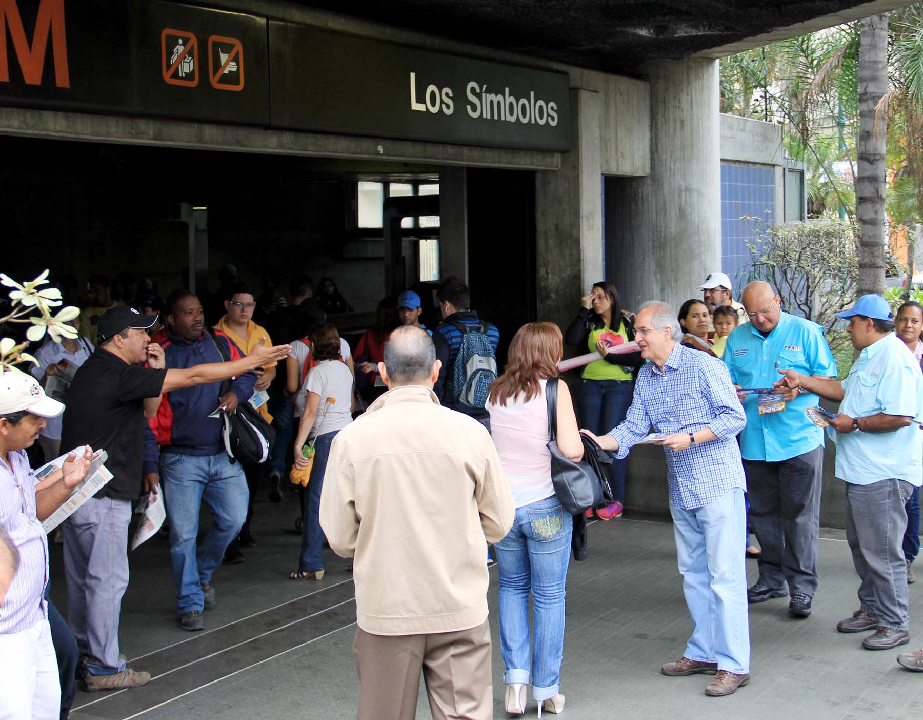 Ledezma constató las necesidades sociales durante volanteo en estación “Los Símbolos”