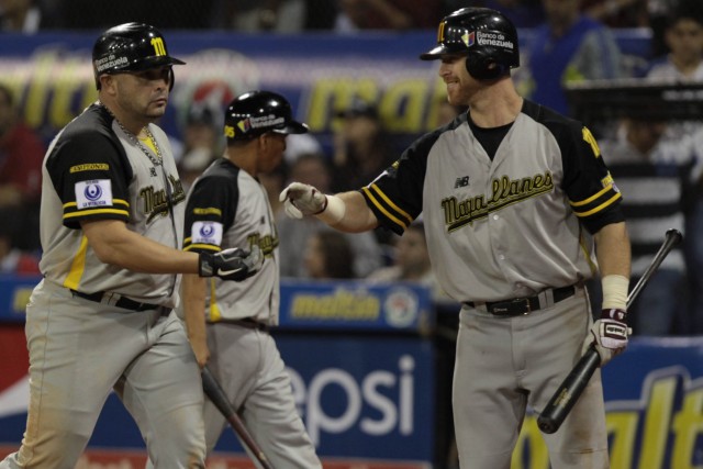 Magallanes vence a los Tiburones y se acerca a la cima de la clasificación (Fotos)