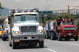 Cierre en la frontera tiene parado el transporte de carga