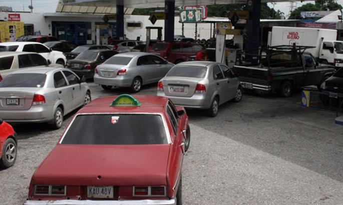 Venta racionada de la gasolina no frena el “bachaqueo”