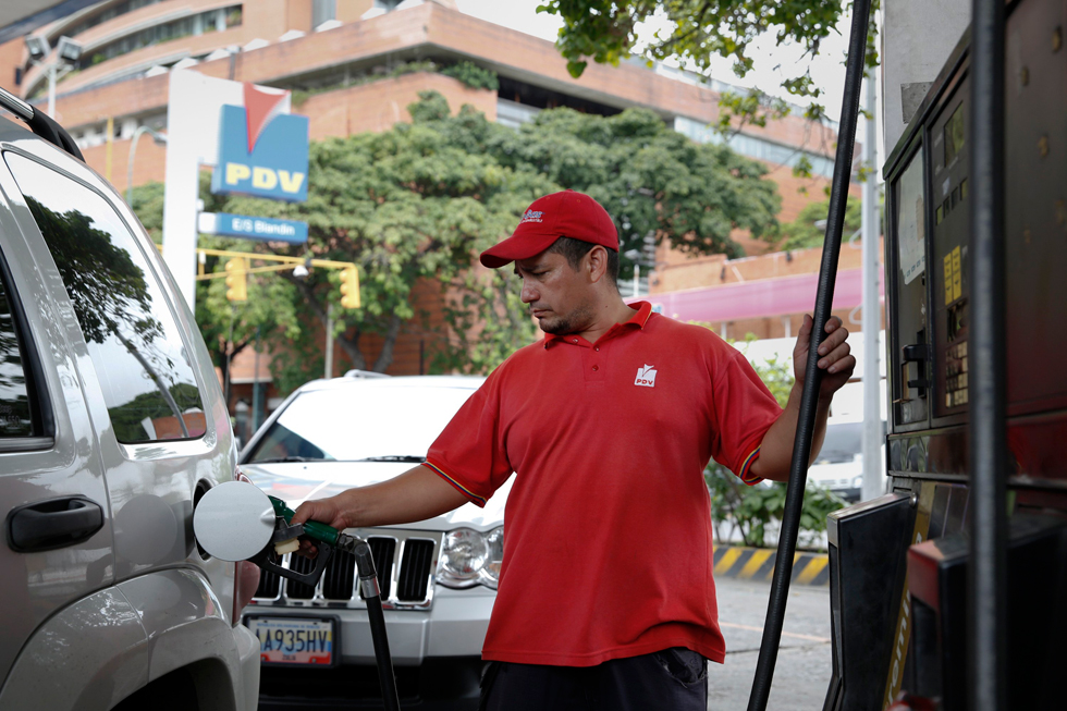 Aumento de la gasolina podría ser el próximo paso del Gobierno