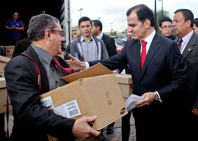 Candidato de Uribe inscribe su candidatura presidencial en Colombia