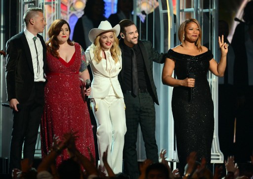 Boda masiva en los premios Grammy robó el show a Daft Punk (Fotos)