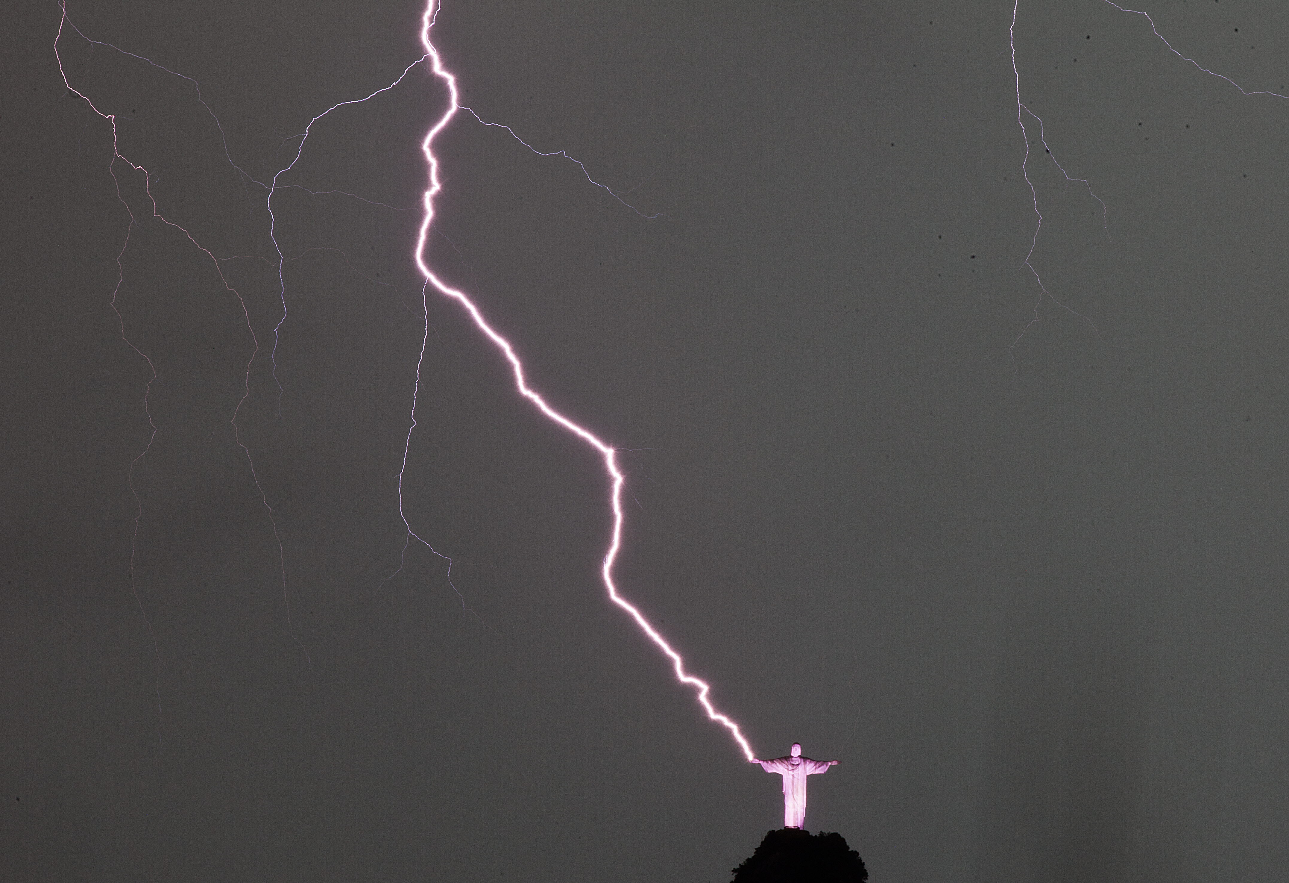 El momento en que un rayo cae en la mano del Cristo Redentor (Foto)