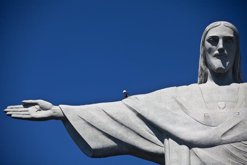 Así quedó la mano del Cristo Redentor tras caerle un rayo (Fotos)